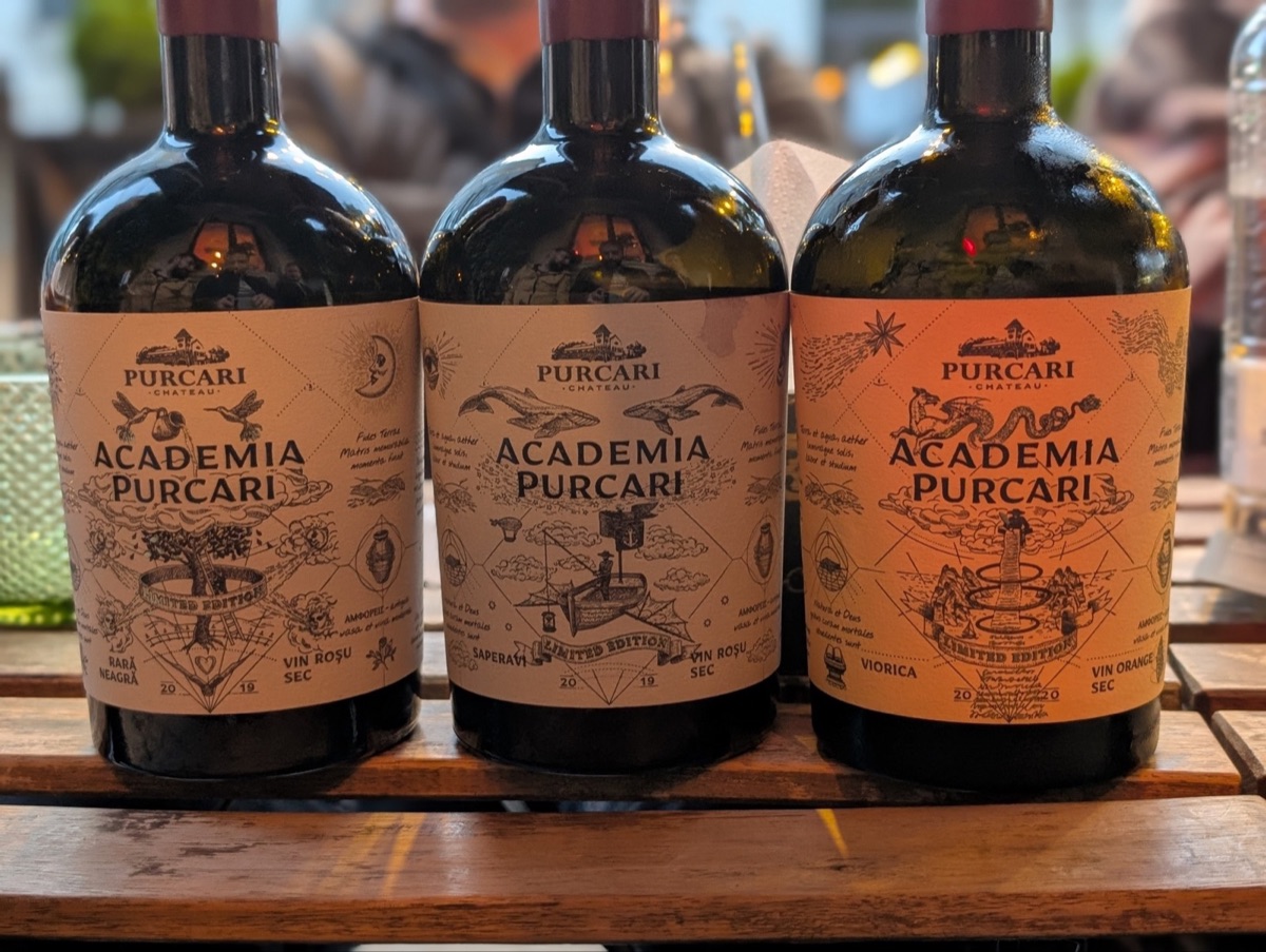 Trei sticle Academia Purcari pe masă
