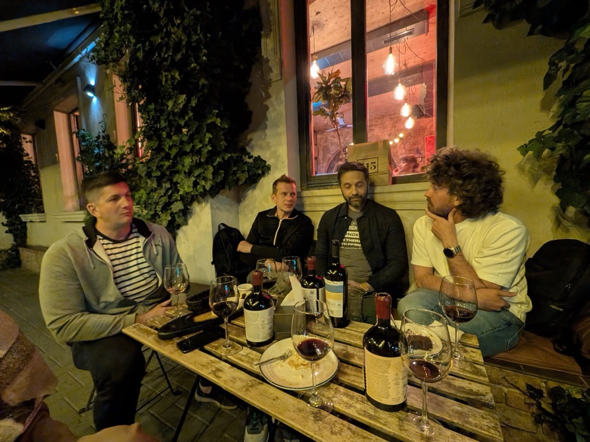 Masa de luni, seara, cu sticlele Academia Purcari și paharele
