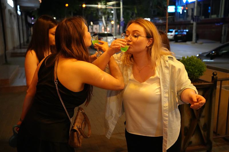 Cadru din seara de la masă · Sony a7C II · 35mm · ƒ3.5 · 1/160s · ISO 12800
