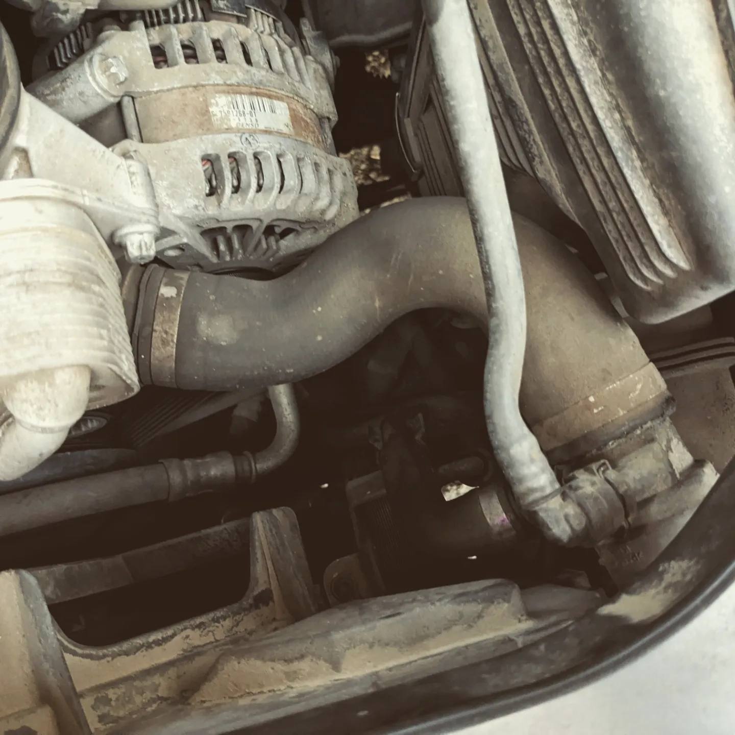 The engine bay: the alternator and the N52 hoses