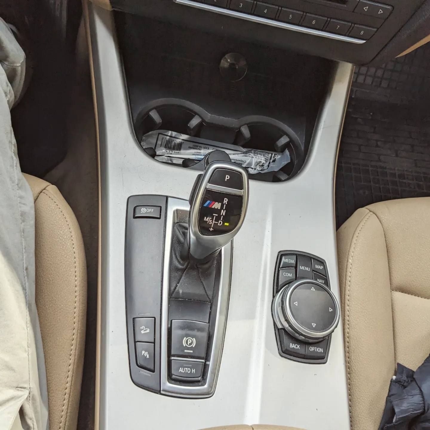 The centre console with wood trims