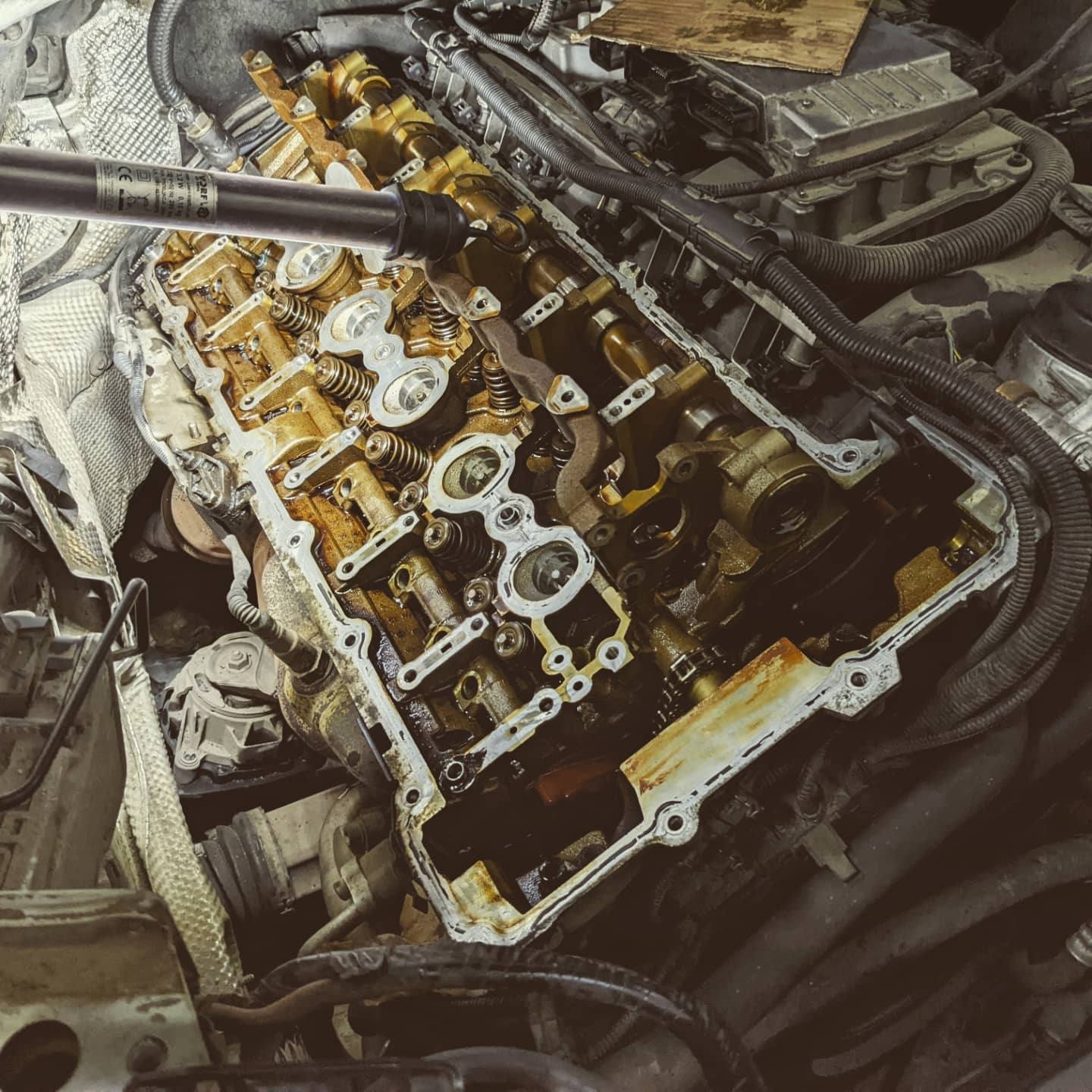 The N52 cylinder head with the valve cover removed