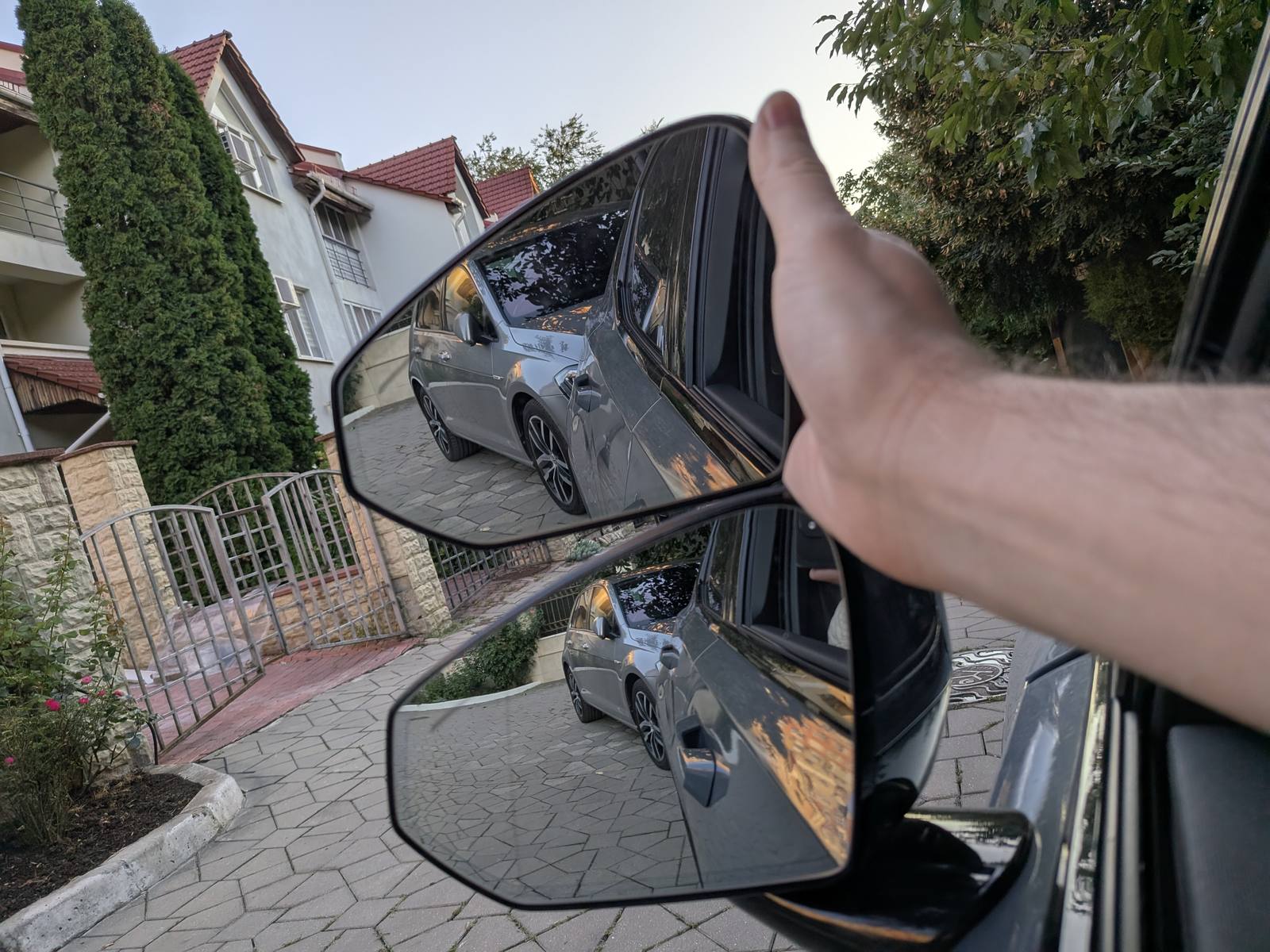 Sticla americană ținută peste cea europeană: același cadru, alt câmp de vedere