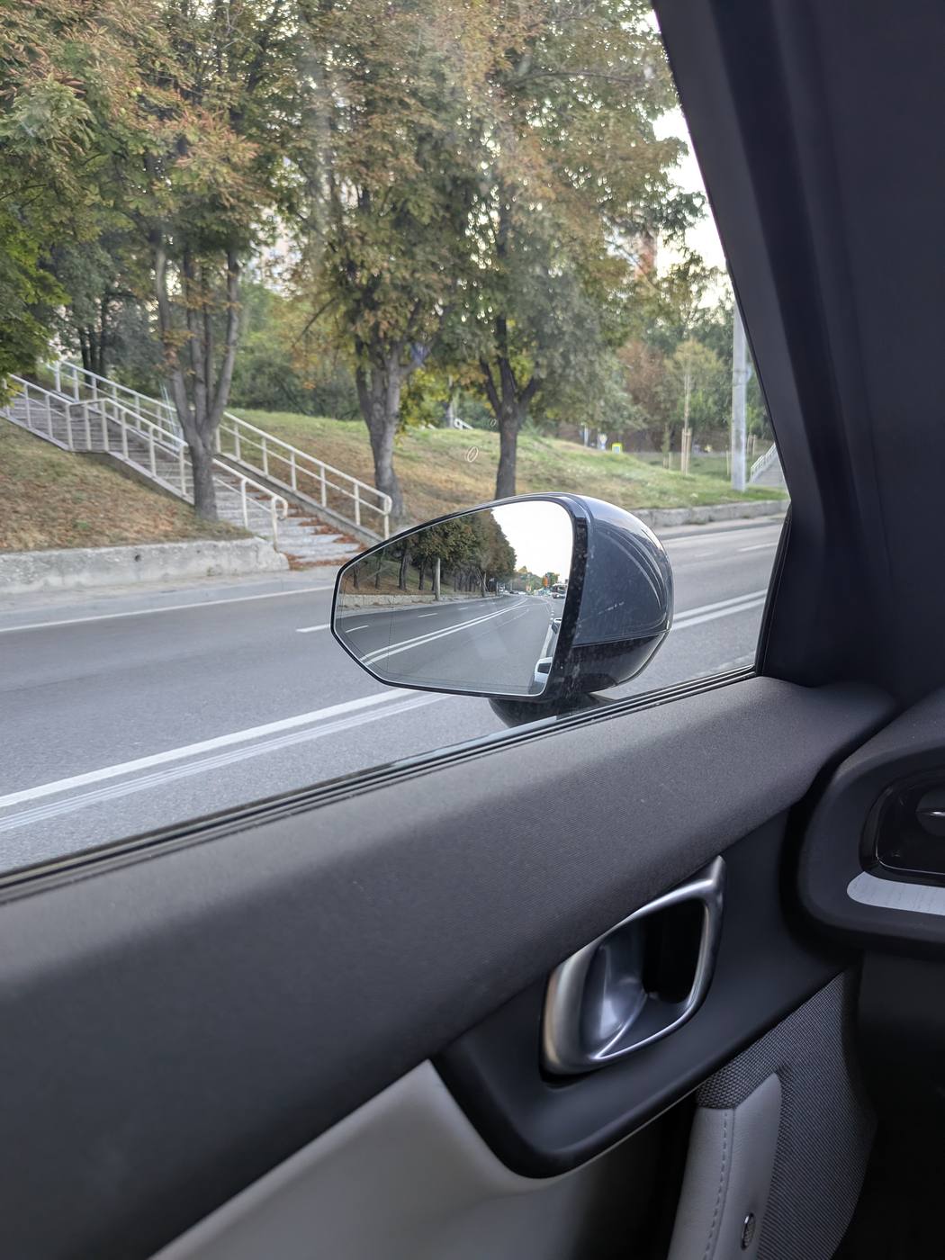 Oglinda șoferului cu sticla europeană montată, văzută din interior